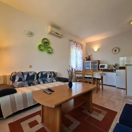 Mit Privatpool Fuer 7 Personen Ca 90 Qm In Pavicini, Istrien Suedkueste Von Istrien *